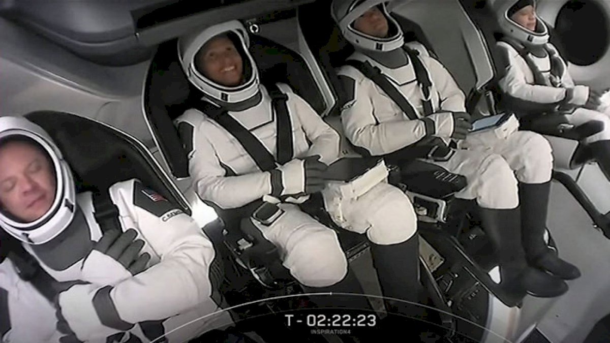 Photo of एलन ने रचा इतिहास… रॉकेट से चार लोगों ने की अंतरिक्ष में सैर… 12 मिनट बाद ड्रैगन कैप्सूल रॉकेट हुआ अलग…