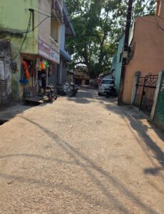 यहां बननी थी सड़क, ऊपर की तस्वीर, जो दूसरी जगह सड़क बनाई गई है।